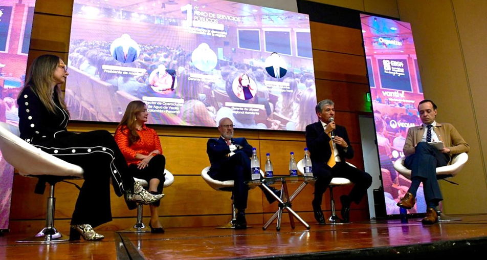 Boyacá reflexiona sobre el futuro de los servicios públicos en su primer foro departamental